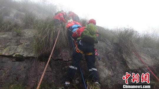 福州年輕小伙跳崖輕生，消防聯(lián)合登山隊展開“生命接力”?！↑S綠榮 攝